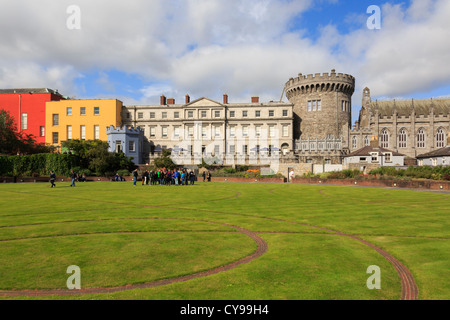 Blick auf Turm und das Dublin Castle Gärten Datensatz mit einem keltischen Design in den Rasen und Touristen besucht. Dublin, Republik Irland, Eire Stockfoto