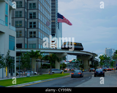 Metromover Monorail Transport in der Nähe Bayfront Station, Downtown Miami, Miami Beach Florida USA. Stockfoto