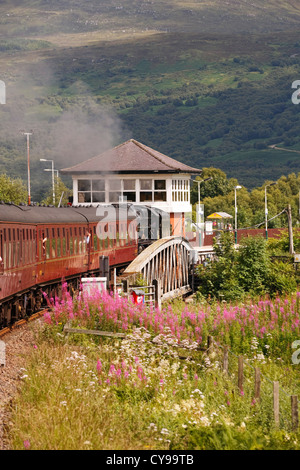 Der Jacobite-Dampfzug, 45231 'Sherwood Forester', fährt über die Schaukelbrücke, während er sich der Signalbox an der Banavie Station Scotland nähert. Stockfoto