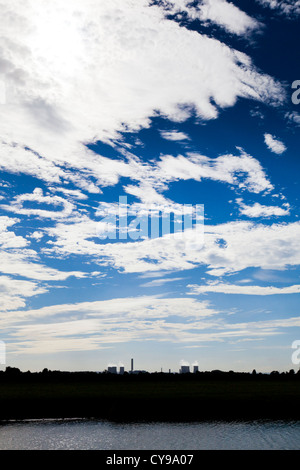 Von der Themse - zwei Kraftwerke, Dual befeuerten & Gasturbine betrachtet Didcot Power Station, Didcot, Oxfordshire, Vereinigtes Königreich Stockfoto