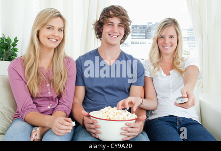 Drei Freunde gemeinsam popcorn Stockfoto
