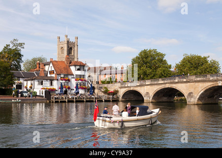 Die Kirche und das Angel Hotel neben der Brücke über den Fluss Themse in Henley on Thames, Oxfordshire, Vereinigtes Königreich Stockfoto