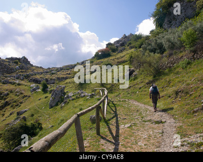 Wandern in den Bergen Subbéticas in Andalusien, ansteigenden Wanderweg mit Holzgeländer Stockfoto