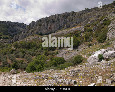 Wandern in den Bergen Subbéticas in Andalusien, Panorama mit Wanderweg führt in einem Tal Stockfoto