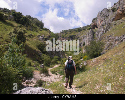 Wandern in der Subbéticas im Alter von Bergen in Andalusien, nahen männlichen Wanderer in ein enges Tal Stockfoto