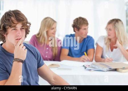 Nahaufnahme eines denkenden Menschen sitzen vor seinen Freunden Stockfoto