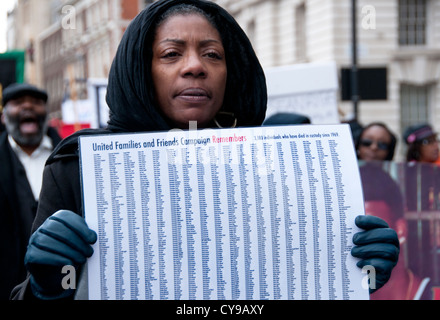 Marcia Rigg Schwester von Sean Rigg im Gewahrsam 2008 Holding Namen derjenigen verstorbenen seit 1969 2012 Londo in polizeilichem Gewahrsam getötet. Stockfoto