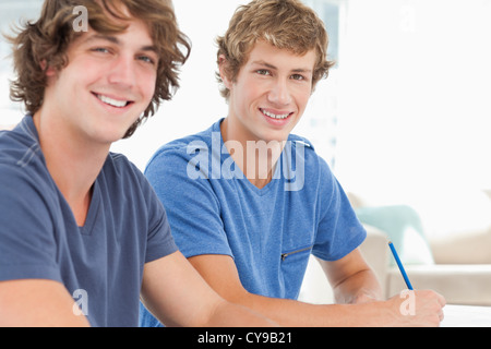 Zwei lächelnde Studenten in die Kamera schauen Stockfoto