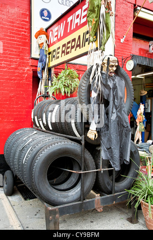 gruseligen Frankenstein hängen Reifen Rack & andere Halloween-Dekoration angezeigt außen Autowerkstatt Hells Kitchen New York Stockfoto