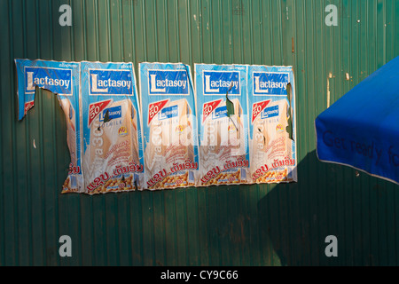 Werbe Plakate in Vientiane, Laos Stockfoto