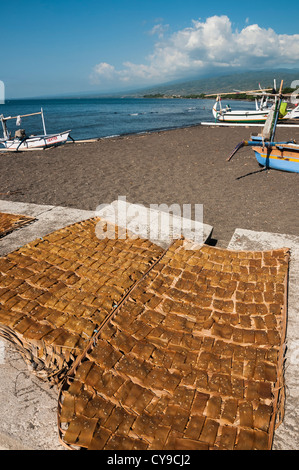 Krupuk, Fisch Cracker, Sonne trocknen am Lovina Beach, Kalibukbuk, Lovina, Nord Bali, Indonesien. Stockfoto