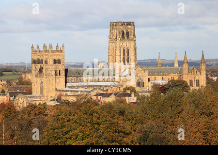 Durham Kathedrale aus dem Südwesten mit herbstlichen Bäume Nord-Ost England UK Stockfoto