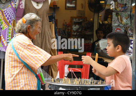 Ältere thai Dame Eis an einen jungen zu verkaufen Stockfoto