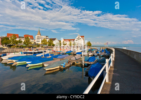 BOOTE AM HAFEN IN FRIEDRICHSHAFEN, BODENSEE, BADEN-WÜRTTEMBERG, DEUTSCHLAND Stockfoto