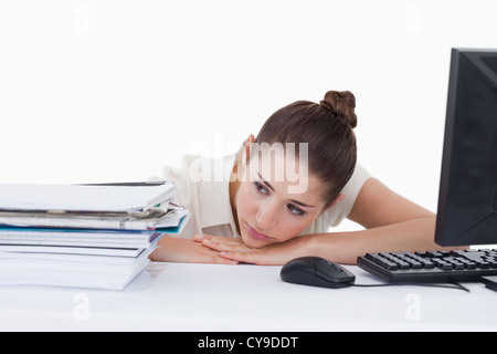 Müde stützte sich auf ihrem Schreibtisch Sekretär Stockfoto