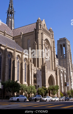 Grace Cathedral, eine bischöfliche Kathedrale auf dem Nob Hill, abgeschlossen im Jahre 1964, entworfen im Französisch-gotischen Stil von Lewis P. Hobart Stockfoto