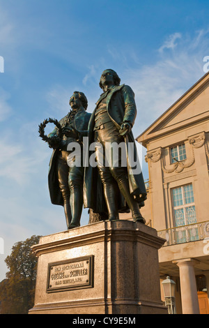 GOETHE UND SCHILLER-DENKMAL VOR DEM DEUTSCHEN NATIONALTHEATER WEIMAR, THÜRINGEN, DEUTSCHLAND Stockfoto