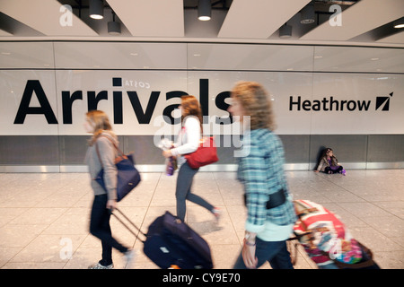 Fluggäste, die Ankunft am Ankunft Terminal 5 T5, Heathrow Flughafen London UK Stockfoto