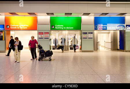Menschen an der Ausfahrt Zoll Kanäle, der Gepäckhalle, terminal 5 Heathrow Flughafen London UK Stockfoto