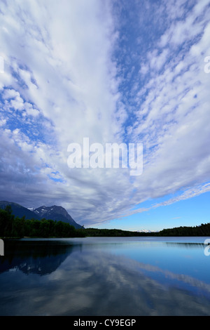 Eine dynamische Wolkengebilde, in den ruhigen Gewässern der Ross-See in der Nähe von Hazelton Brirish Columbia Kanada widerspiegelt. Stockfoto
