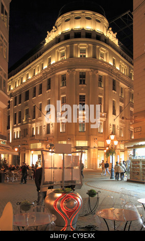 Ungarn, Budapest, Váci Utca, Straßenszene, Nachtleben, Stockfoto