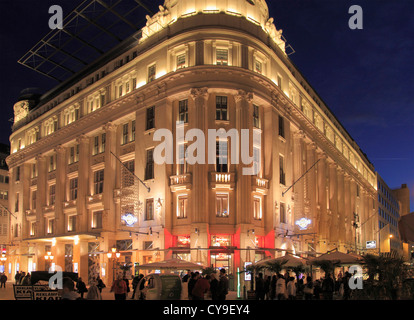 Ungarn, Budapest, Váci Utca, Straßenszene, Nachtleben, Stockfoto