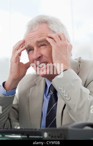 Porträt von müde senior Manager mit Kopfschmerzen Stockfoto