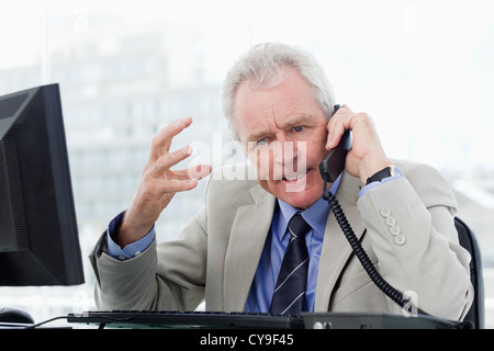 Wütend senior Manager am Telefon Stockfoto