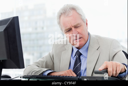 Wütend senior Manager aufhängen Stockfoto