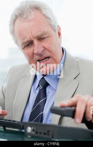Porträt eines wütenden senior Managers aufhängen Stockfoto