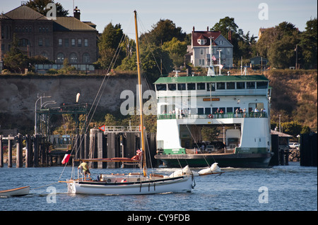 Washington State Fähren docken an die historische Hafenstadt Port Townsend, Washington in der Puget Sound-Bereich des Staates. Stockfoto