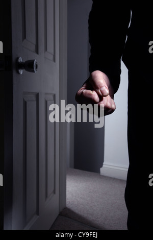 Männliche Faust ballte Eintritt in einem dunklen Raum. Modell veröffentlicht Stockfoto