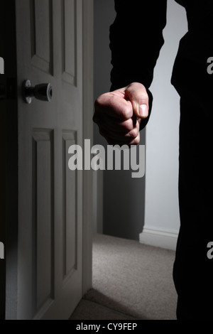 Männliche Faust ballte Eintritt in einem dunklen Raum. Modell veröffentlicht Stockfoto