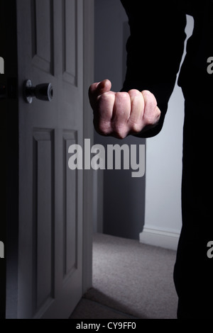 Männliche Faust ballte Eintritt in einem dunklen Raum. Modell veröffentlicht Stockfoto