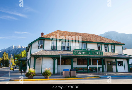 Das Hotel Canmore, das zweite älteste Gebäude in Canmore in den kanadischen Rocky Mountains, Banff National Park. Stockfoto