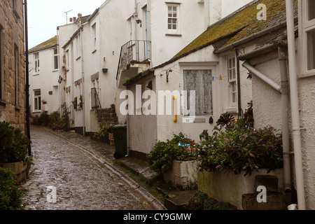 Alten gepflasterten Gassen an einem verregneten Tag im St Ives Cornwall, England UK Oktober 2012 Stockfoto