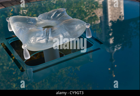 Die gläserne Kissenskulptur Tower of London von Brian Catling, eine Gedenkstätte für alle hingerichteten Menschen, wobei der Weiße Turm reflektiert wird. Tower of London, London, Großbritannien Stockfoto