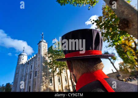 Yeoman Warder (Beefeater) mit einem diensthabenden Funkhörgerät, das am Tower of London White Tower City of London, Großbritannien, sicher aufbewahrt wird Stockfoto