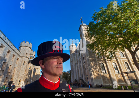 Yeoman Warder (Beefeater) mit Sicherheit Hörer an, die den Tower von London City of London Großbritannien Stockfoto