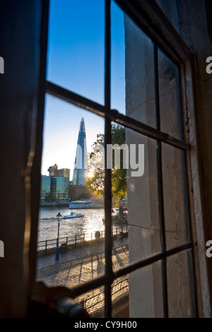 Der Shard und der Themse bei Sonnenuntergang betrachtet durch historische verbleites Lichtfenster im The Tower von London London City EC3 Stockfoto