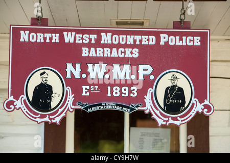 Das alte erhaltene Kaserne von der North West mounted Police in Canmore in den kanadischen Rockies im Banff National Park. Stockfoto