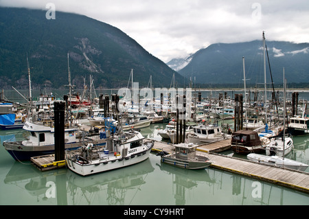 Kommerzielle Fischerboote und Segelboote angedockt an einem Jachthafen, wo die Bella Coola River trifft auf den Pazifik, in Bella Coola, British Columbia, Kanada. Stockfoto