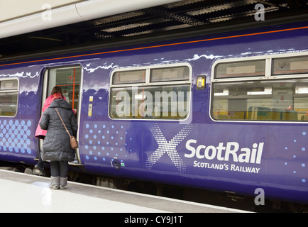Zwei Frauen einen Scotrail Zug einsteigen; niedrigeren Niveau, Queen Street Station, Glasgow, Scotland, UK Stockfoto