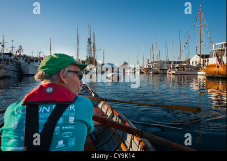 Nehmen ein Ruderboot über den Port Townsend Wooden Boat Festival in Washington State, USA. Stockfoto