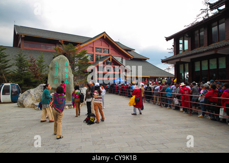 Touristen-Warteschlangen zu gehen, der Höhepunkt von Jade Dragon Snow Mountain in Lijiang, Yunnan China Stockfoto
