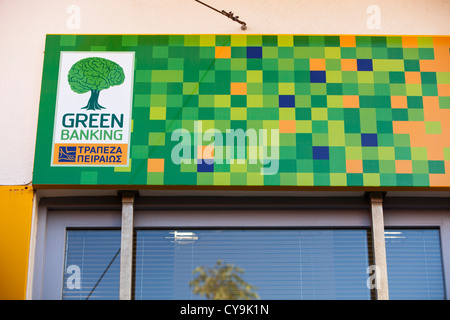 Eine grüne griechische Bank in Myrina Lemnos, Griechenland. Stockfoto