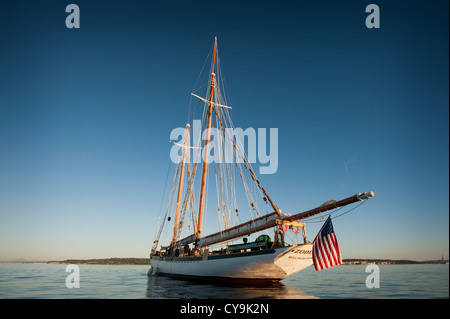 Der historische Schoner 'Zodiac' einst im Besitz der & Johnson Johnson Familie nun Segeln die Gewässer des Puget Sound, Washington, USA Stockfoto