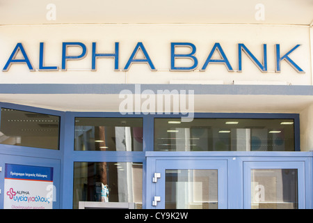 Eine griechische Bank in Myrina Lemnos, Griechenland. Stockfoto