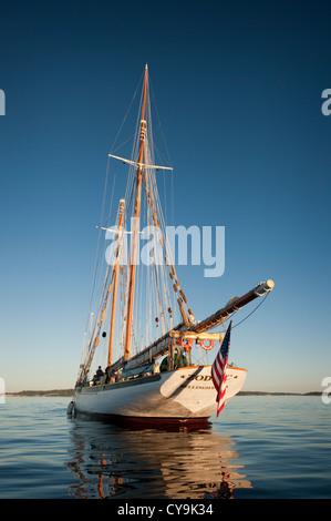 Der historische Schoner 'Zodiac' einst im Besitz der & Johnson Johnson Familie nun Segeln die Gewässer des Puget Sound, Washington, USA Stockfoto