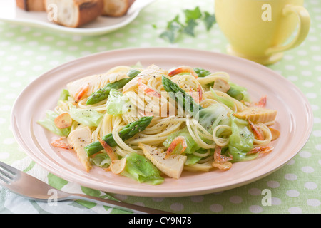 Spaghetti mit Sakura Garnelen und Kohl Stockfoto